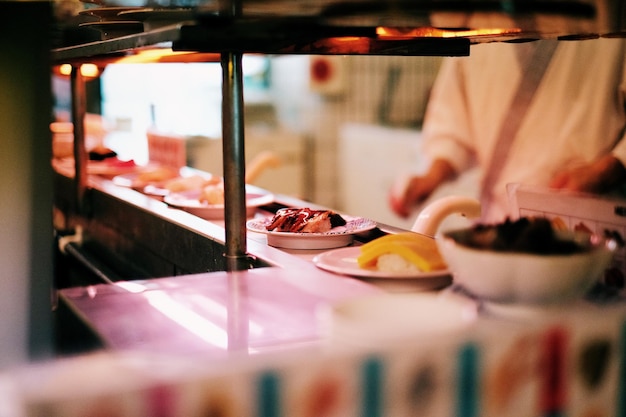 Primer plano de la mano sosteniendo la comida en el plato