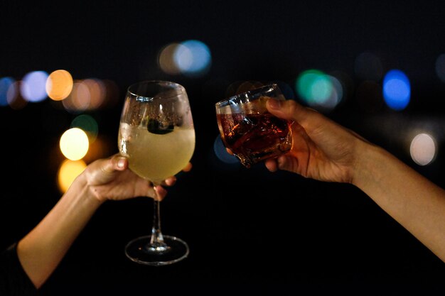 Foto primer plano de una mano sosteniendo una copa de vino