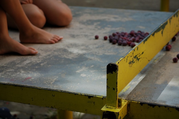 Foto primer plano de la mano sosteniendo la fruta