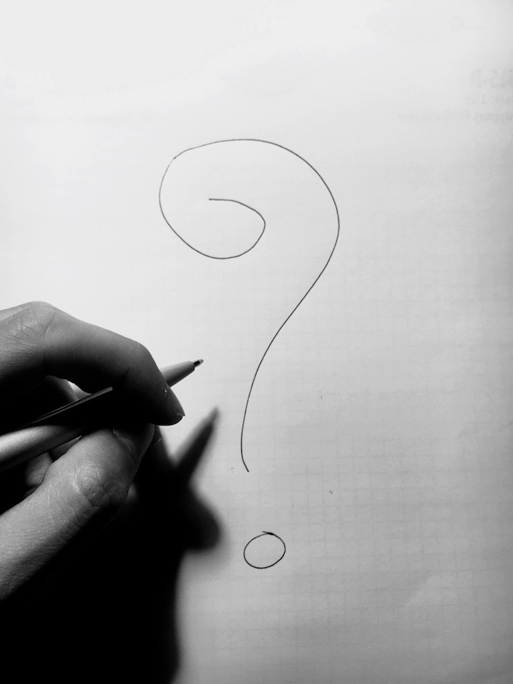 Foto primer plano de la mano sosteniendo la guitarra