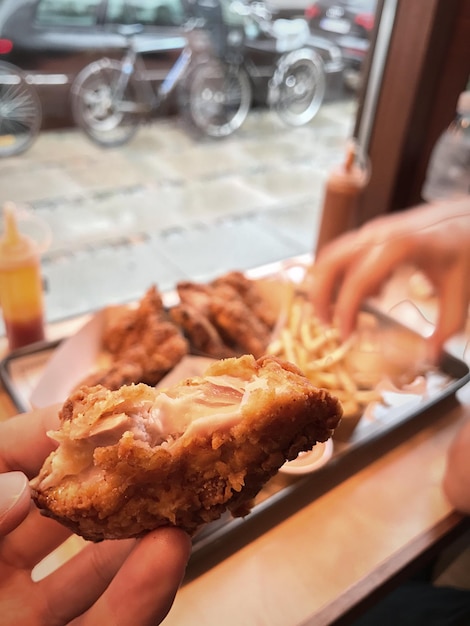 Foto primer plano de la mano sosteniendo el helado en el plato