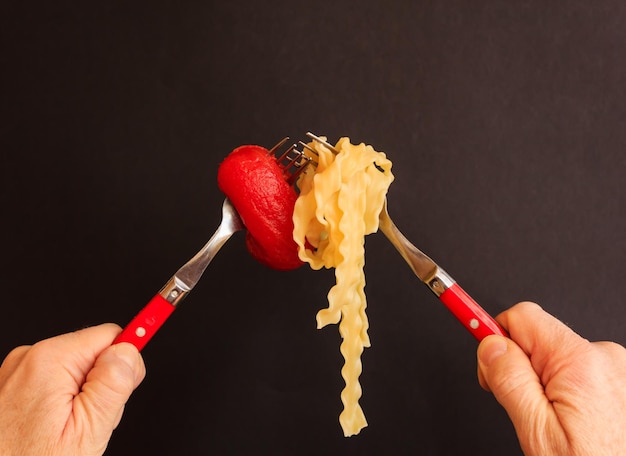 Foto primer plano de la mano sosteniendo el helado sobre un fondo negro