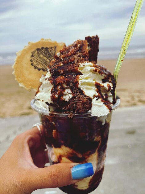 Foto primer plano de la mano sosteniendo el helado