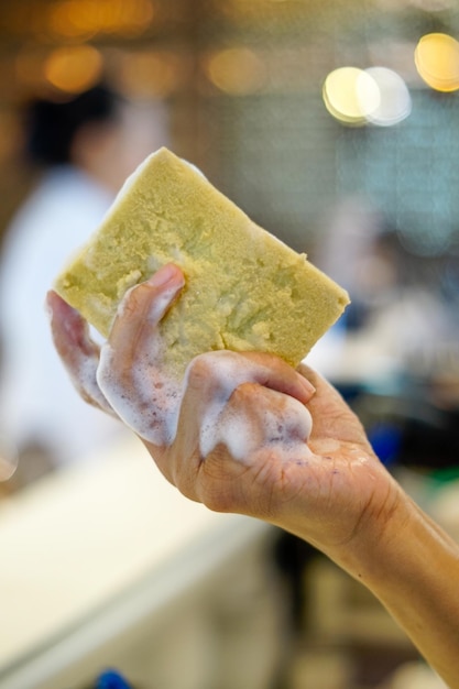 Foto primer plano de la mano sosteniendo el helado