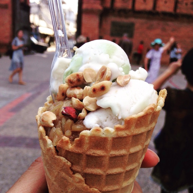 Foto primer plano de la mano sosteniendo el helado