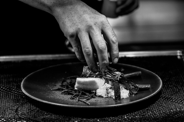 Foto primer plano de la mano sosteniendo el helado