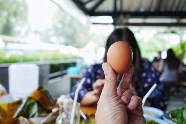 Foto primer plano de la mano sosteniendo el helado