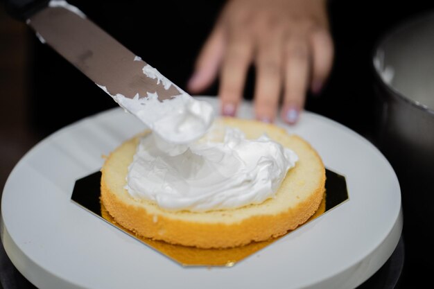 Foto primer plano de la mano sosteniendo el helado