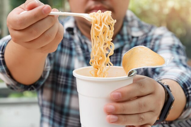 Primer plano de la mano sosteniendo el helado