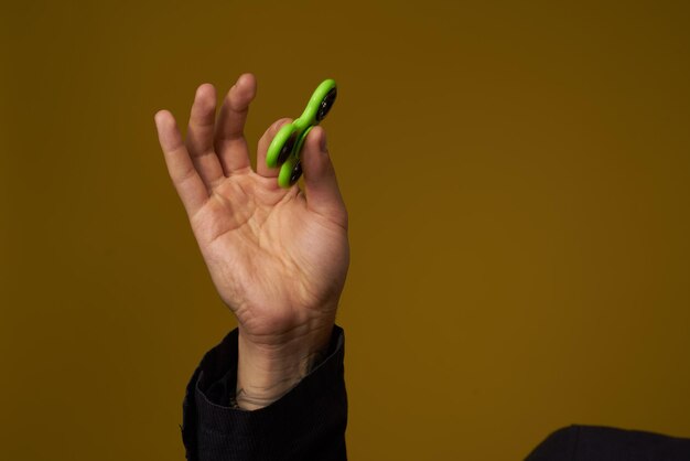 Foto primer plano de una mano sosteniendo una hoja amarilla