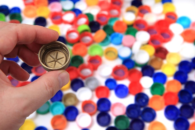 Primer plano de la mano sosteniendo lápices multicolores