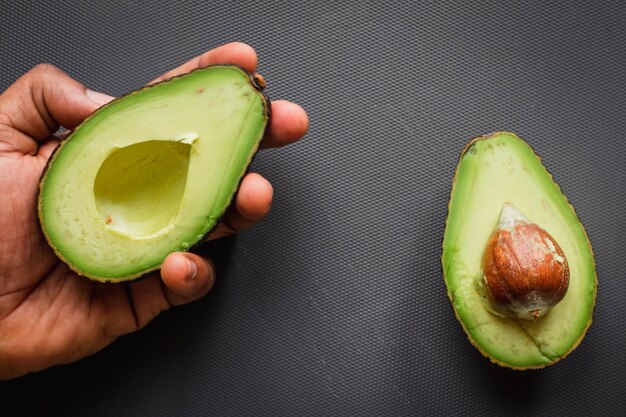 Primer plano de la mano sosteniendo una manzana