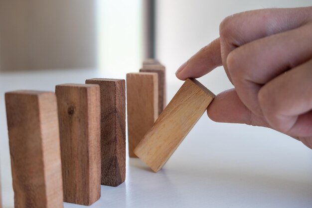 Foto primer plano de una mano sosteniendo una mesa de madera