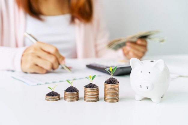 Foto primer plano de una mano sosteniendo monedas en la mesa