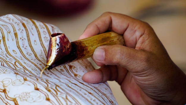 Foto primer plano de una mano sosteniendo el pan en la mesa