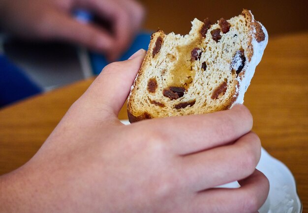 Primer plano de la mano sosteniendo el pan