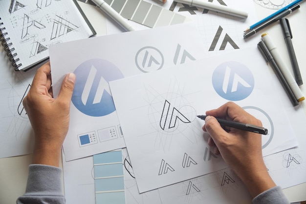 Primer plano de una mano sosteniendo papel con texto en la mesa