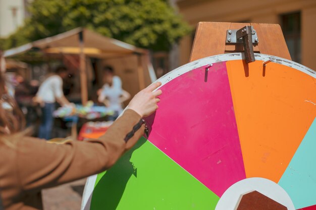 Foto primer plano de una mano sosteniendo un paraguas multicolor