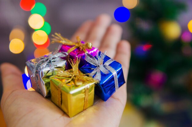 Foto primer plano de la mano sosteniendo regalos