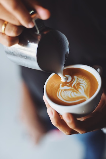 Foto primer plano de una mano sosteniendo una taza de café