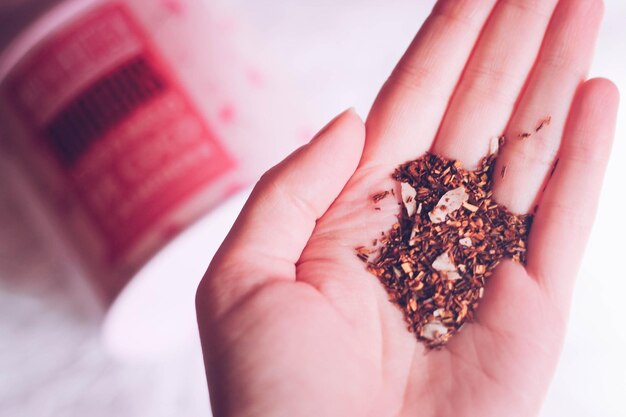 Foto primer plano de la mano sosteniendo el té