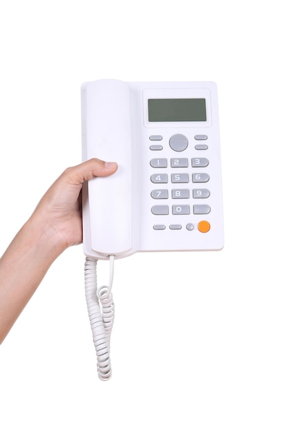 Primer plano de una mano sosteniendo un teléfono fijo contra un fondo blanco