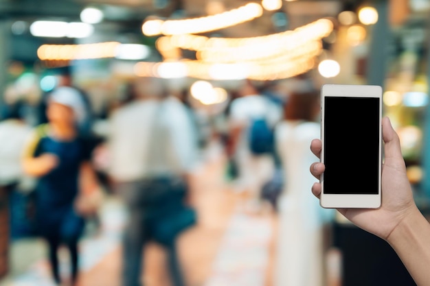 Foto primer plano de la mano sosteniendo el teléfono inteligente