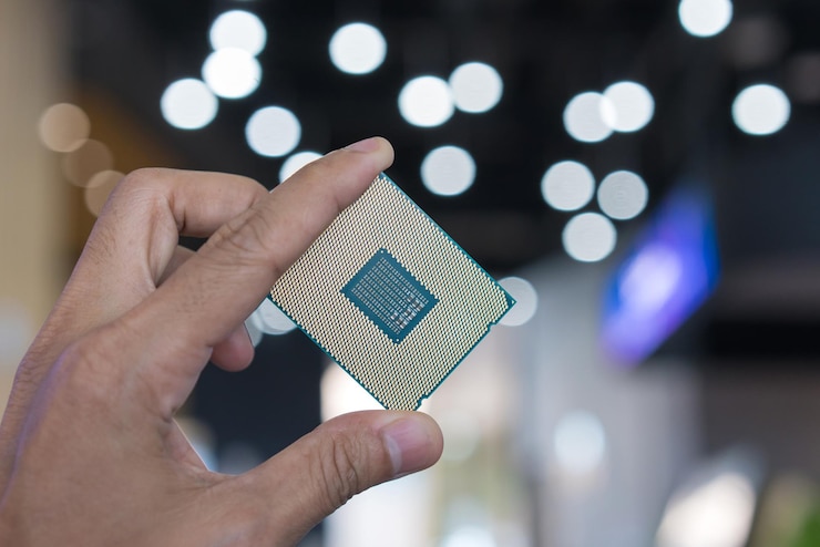 Foto primer plano de la mano sosteniendo el teléfono móvil