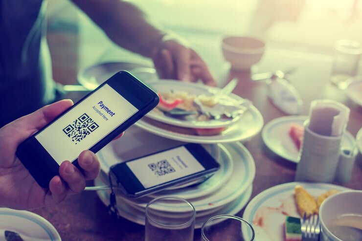 Foto primer plano de la mano sosteniendo el teléfono móvil