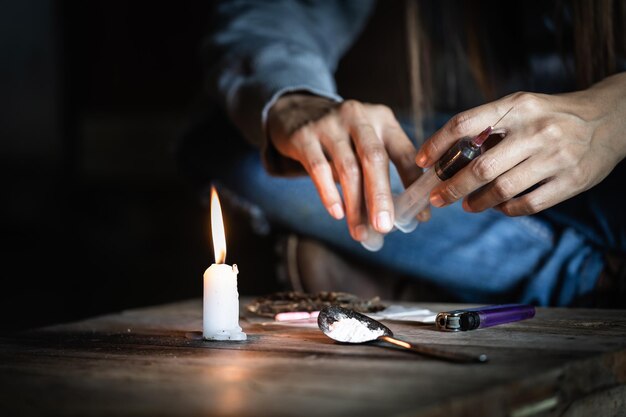 Primer plano de una mano sosteniendo velas en la mesa