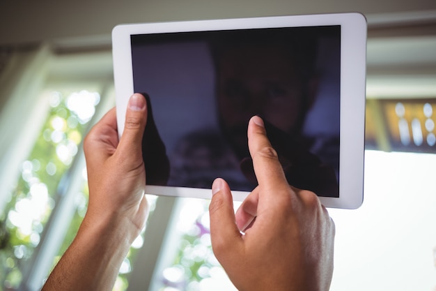 Foto primer plano de la mano con tableta digital