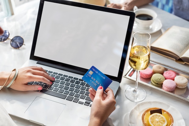 Primer plano de mano con tarjeta de crédito para realizar un pago en línea