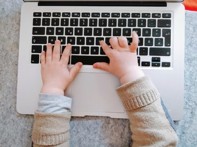 Foto primer plano de la mano mediante teléfono móvil