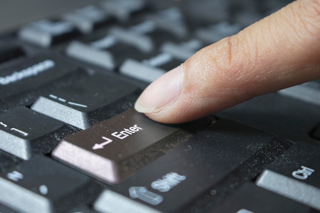 Foto primer plano de la mano con un teléfono móvil