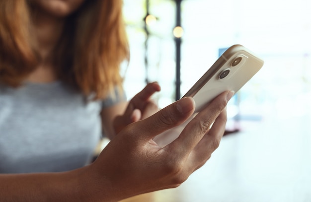 Foto primer plano a mano con teléfono en restaurante