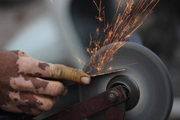 Foto primer plano de la mano trabajando en metal