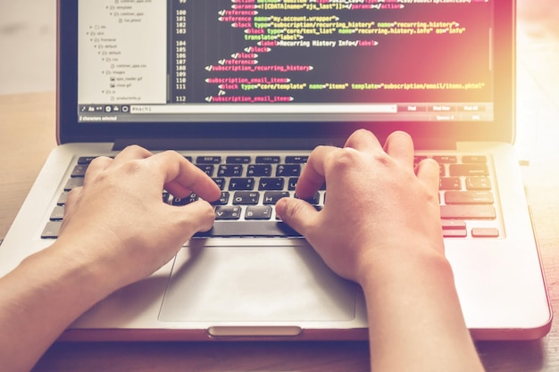 Primer plano de la mano usando una computadora portátil