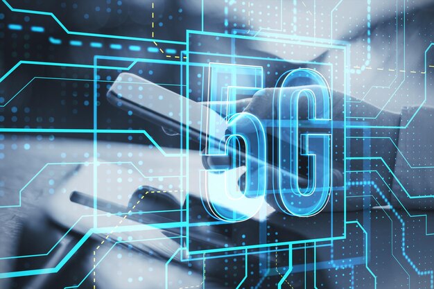 Primer plano de la mano usando un teléfono celular o una tableta con un holograma lineal brillante de 5g en un fondo borroso Red 5G y sistemas inalámbricos Doble exposición