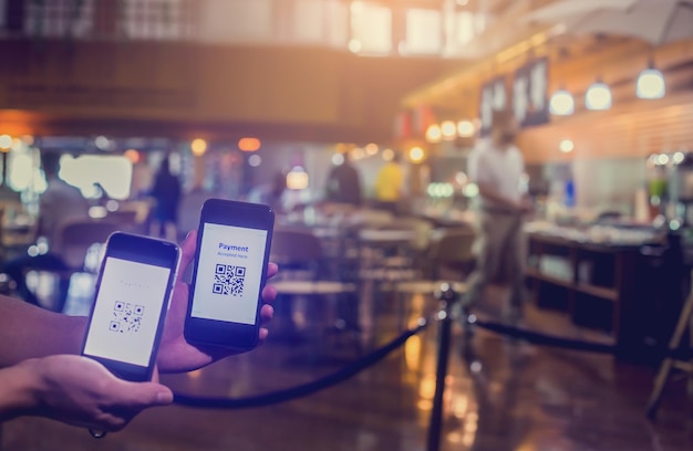 Primer plano de la mano usando el teléfono móvil por la noche