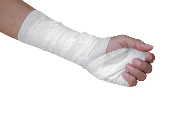 Primer plano de la mano con vendajes sobre un fondo blanco