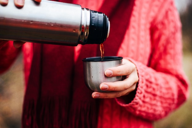 Primer plano de la mano vertiendo el té