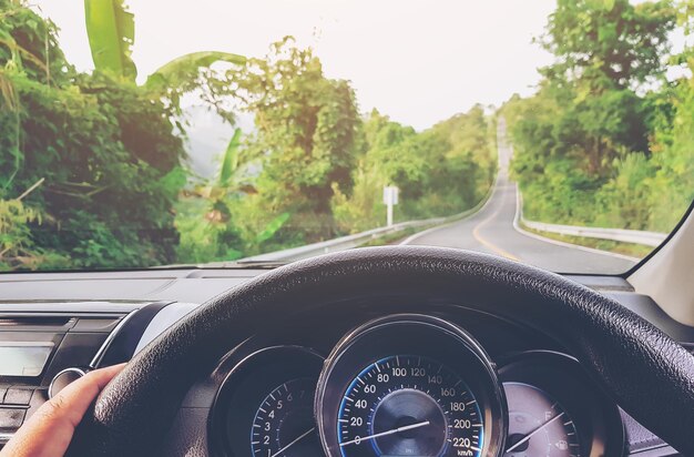 Foto primer plano de la mano en el volante del coche