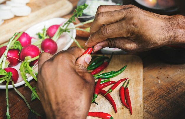 Primer plano de las manos con ají preparado para cocinar