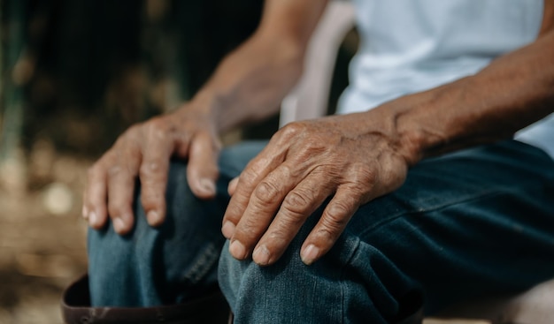 Primer plano de manos arrugadas masculinas anciano lleva xAxA