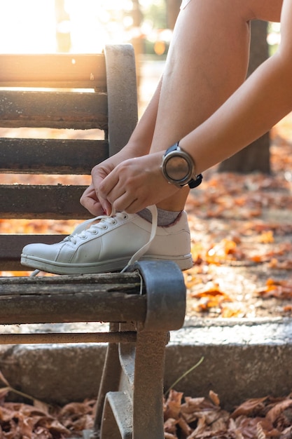 Primer plano de las manos del atleta atándose los cordones de los zapatos Manos del atleta atándose los cordones de los zapatos