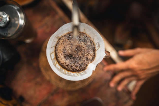 Primer plano de manos barista hacer café