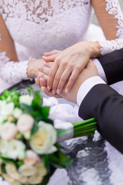 Primer plano de las manos de boda con anillos