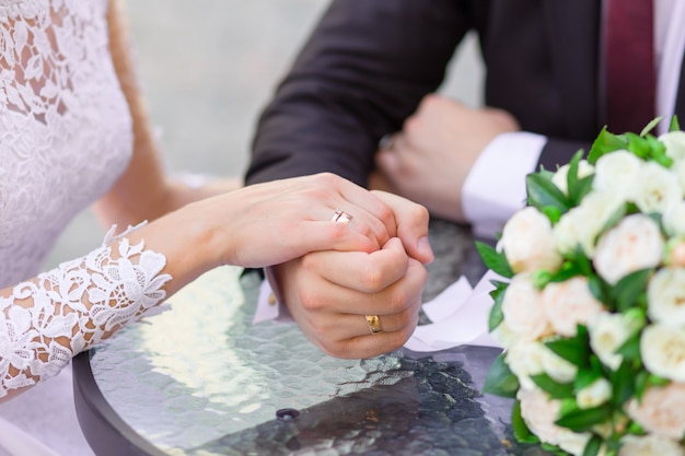 Primer plano de las manos de boda con anillos