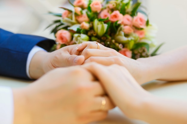Primer plano de las manos de boda con anillos