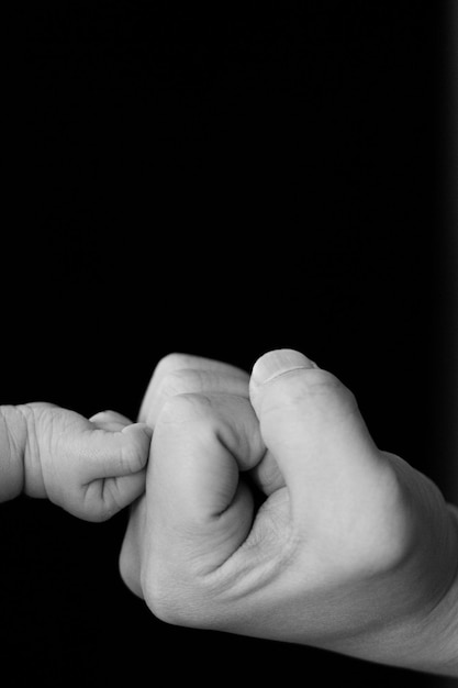 Primer plano de las manos contra un fondo negro
